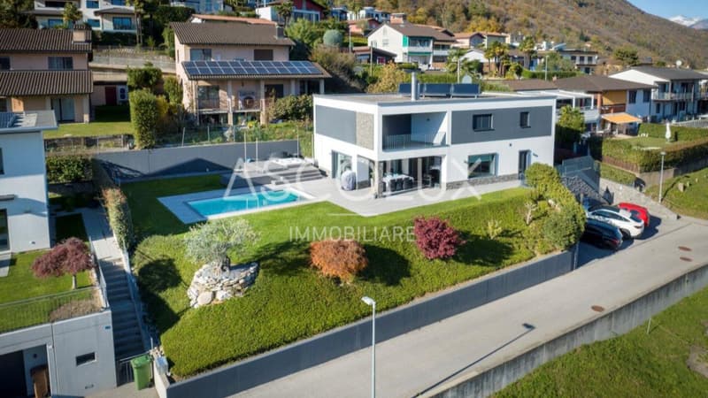 Moderna villa unifamiliare con piscina in collina con vista panoramica / Moderne Einfamilienvilla mit Schwimmbad in Hanglage mit Panoramablick (2)
