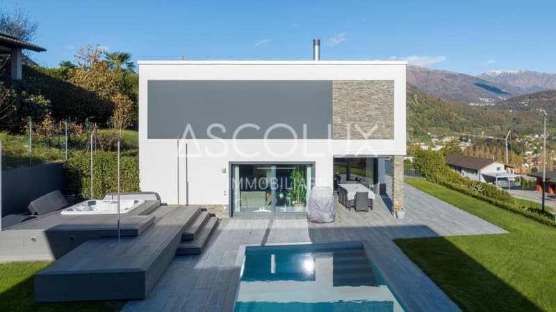 Moderna villa unifamiliare con piscina in collina con vista panoramica / Moderne Einfamilienvilla mit Schwimmbad in Hanglage mit Panoramablick (1)