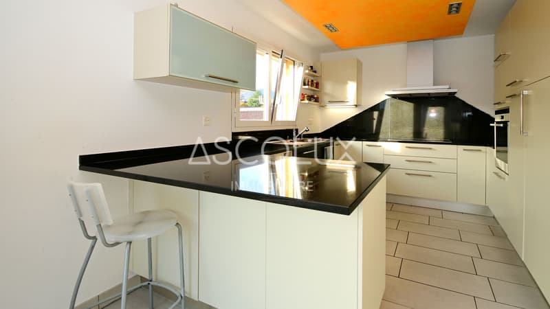 Casa bifamiliare con appartamenti di 3.5 & 4.5 locali indipendenti e grandi locali accessori-/hobby (10)