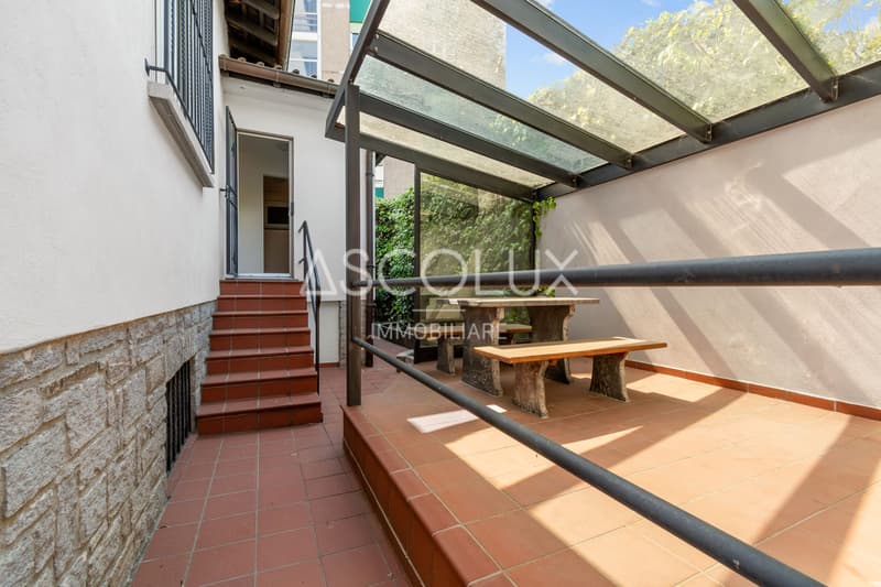 Freistehende 6-Zimmer-Villa mit Garten und Außenbereichen (8)