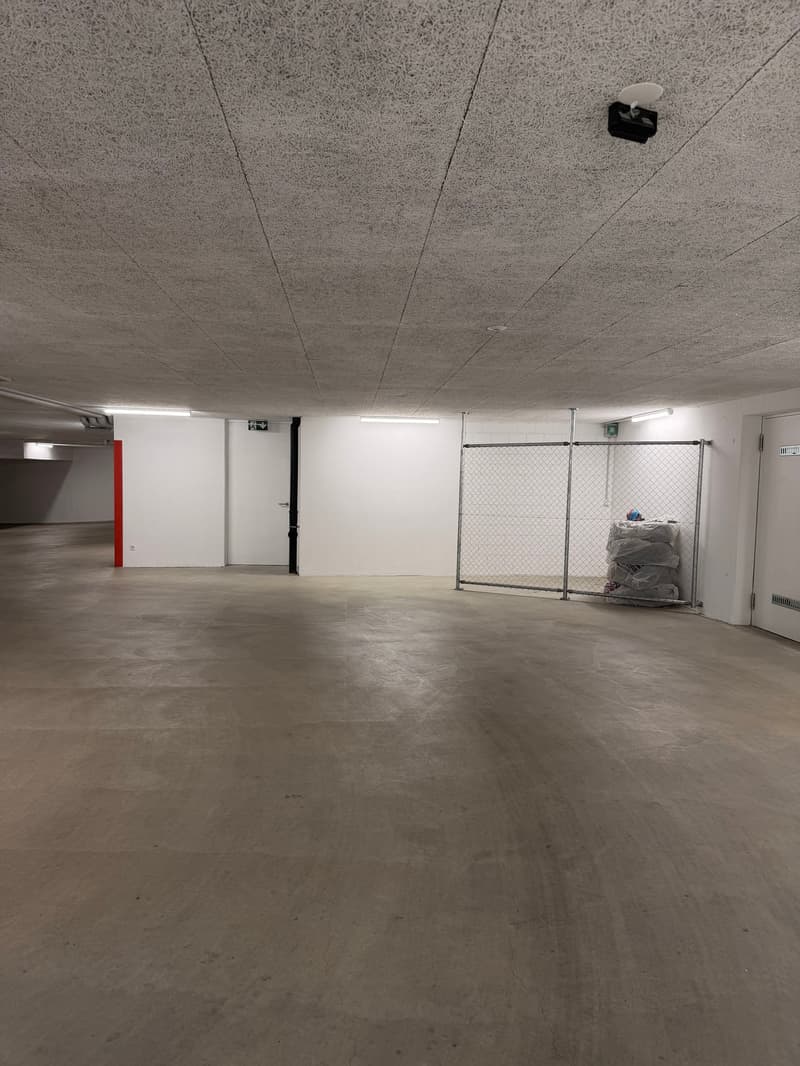 Sicherer Motorrad- oder Rollerparkplatz in moderner Einstellhalle (6)