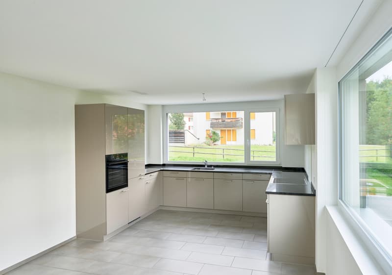 Moderne Wohnung mit grossem Balkon in familienfreundlicher Lage (4)