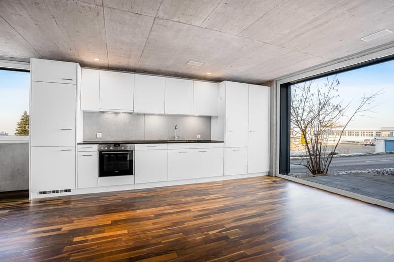 Helle 2.5-Zimmer-Wohnung mit moderner Küche und eigenem Sitzplatz (2)