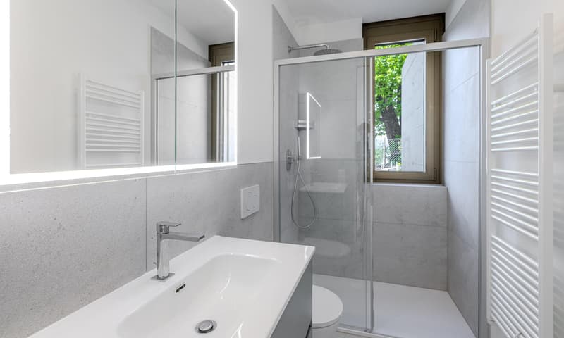 STUPENDO E MODERNO 2.5 CON GIARDINO E VISTA LAGO A BISSONE (7)