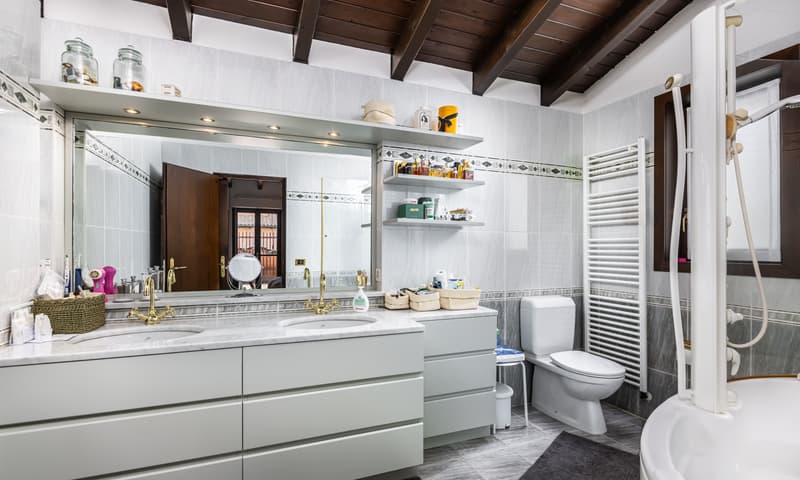 AMPIA ED ESCLUSIVA VILLA 6.5 LOCALI CON PISCINA A COMANO (8)