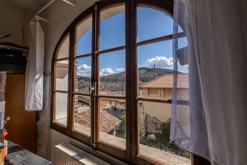 OCCASIONE - CASA TIPICA DI 7.5 LOCALI RINNOVATA A BRENO (3)