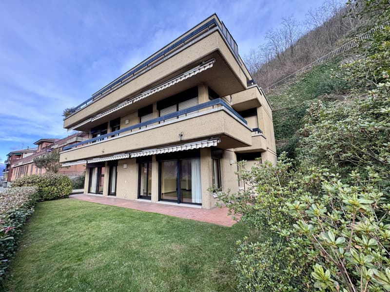 AMPIA VILLA 9 LOCALI CON VISTA LAGO IMPRENDIBILE A CAMPIONE (1)