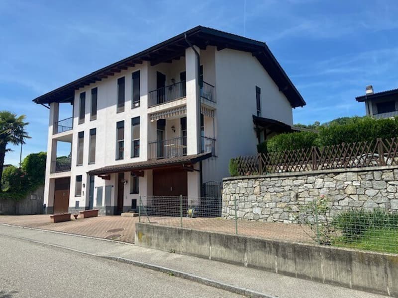 AMPIA CASA GEMELLA DI 7 LOCALI CON GIARDINO A LIGORNETTO (1)
