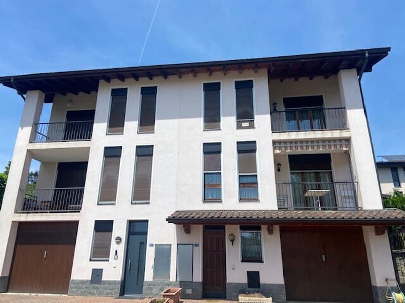 AMPIA CASA GEMELLA DI 7 LOCALI CON GIARDINO A LIGORNETTO (2)