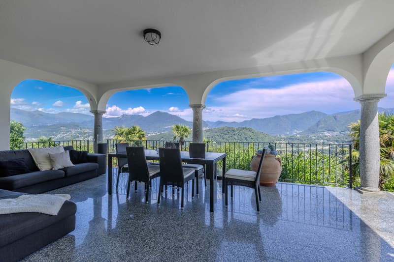 VILLA 5.5 LOCALI VISTA LAGO CON GIARDINO DI 1000 MQ A CIMO (1)