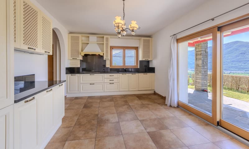 ELEGANTE E AMPIA VILLA VISTA LAGO AD AGARONE - CUGNASCO (3)