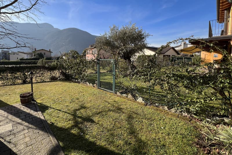 LUMINOSA E ACCOGLIENTE CASA 5.5 CON AMPIO GIARDINO A MELANO (6)