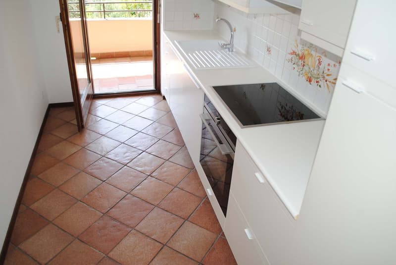 COMODO 2.5 CON TERRAZZA IN RESIDENZA CON PISCINA A COMANO (6)