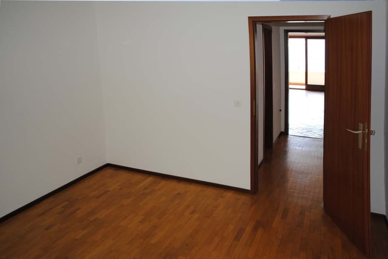 COMODO 2.5 CON TERRAZZA IN RESIDENZA CON PISCINA A COMANO (7)