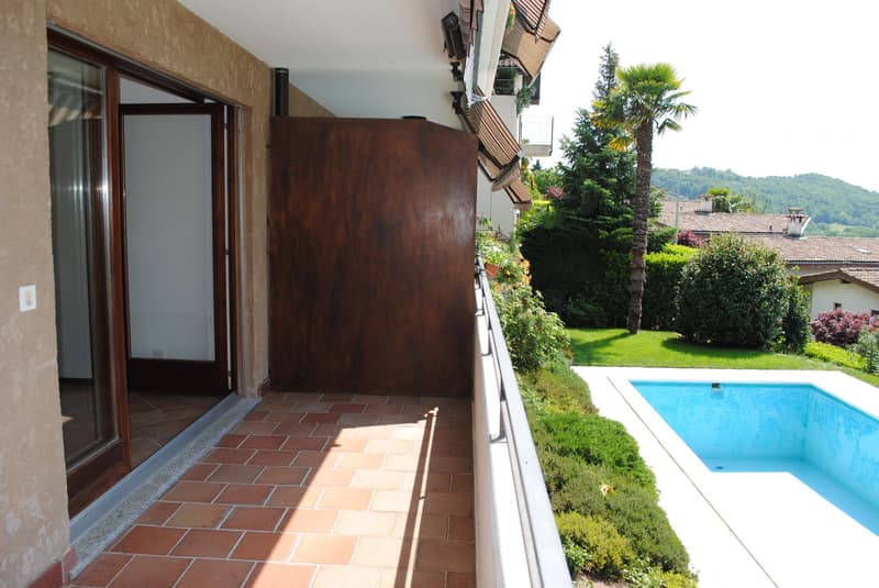 COMODO 2.5 CON TERRAZZA IN RESIDENZA CON PISCINA A COMANO (1)