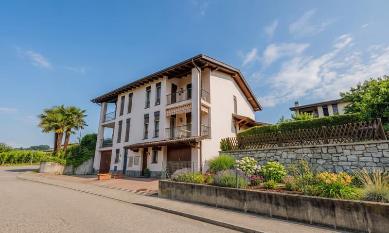 AMPIA CASA GEMELLA DI 7 LOCALI CON GIARDINO A LIGORNETTO (9)