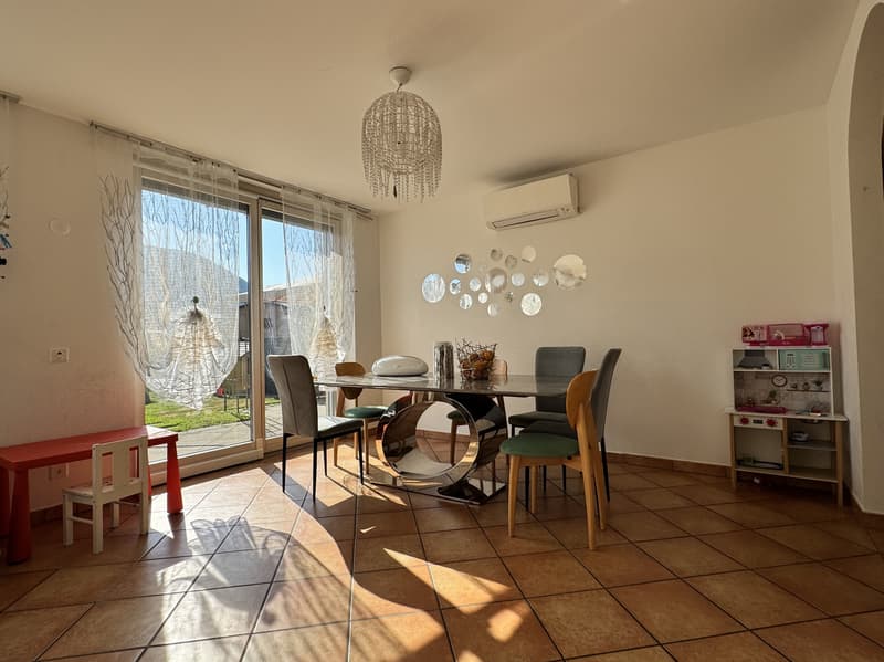 CASA GEMELLA DI 8.5 LOCALI CON PISCINA E TERRENO A MELANO (2)