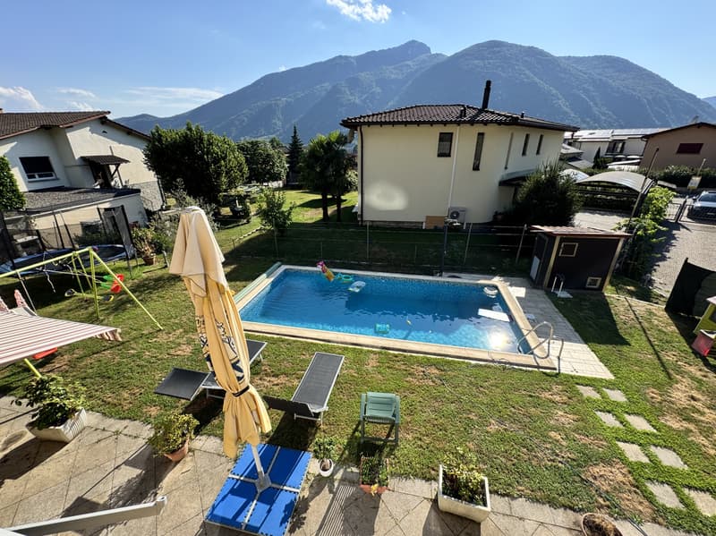 CASA GEMELLA DI 8.5 LOCALI CON PISCINA E TERRENO A MELANO (9)