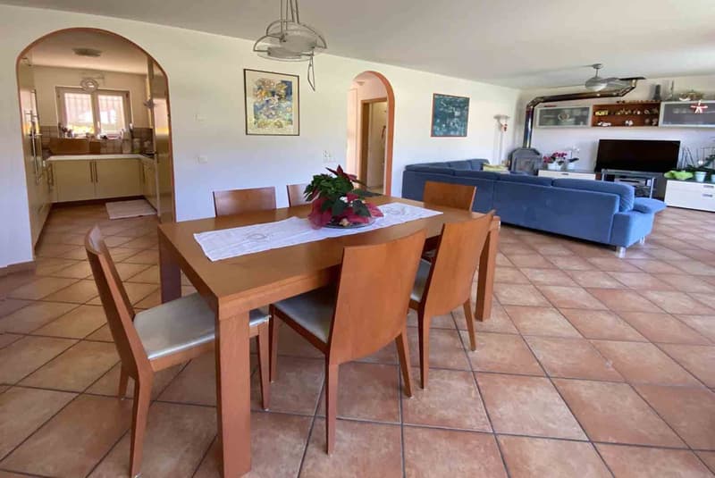 CASA GEMELLA DI 8.5 LOCALI CON PISCINA E TERRENO A MELANO (6)