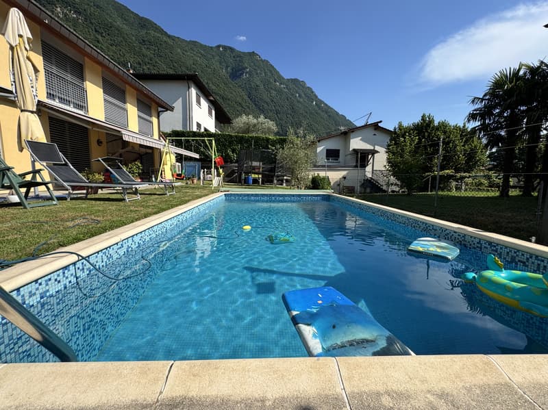 CASA GEMELLA DI 8.5 LOCALI CON PISCINA E TERRENO A MELANO (4)