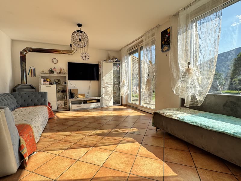 CASA GEMELLA DI 8.5 LOCALI CON PISCINA E TERRENO A MELANO (3)