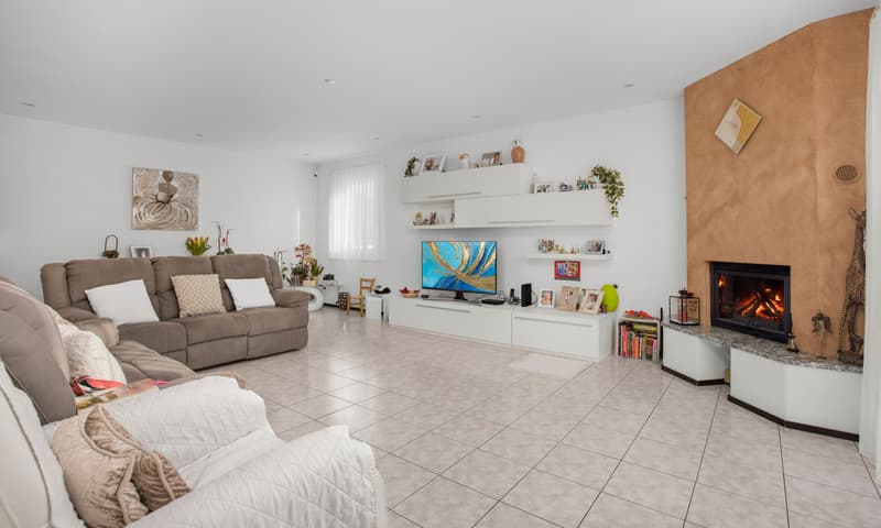 AMPIA VILLA UNIFAMILIARE 5.5 LOCALI CON PISCINA A MEZZOVICO (1)