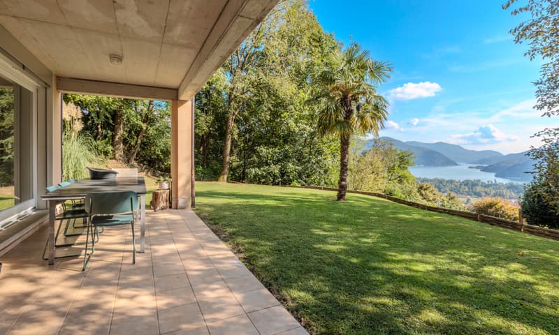SPLENDIDA VILLA VISTA LAGO 7.5 LOCALI NEL VERDE A NEGGIO (5)