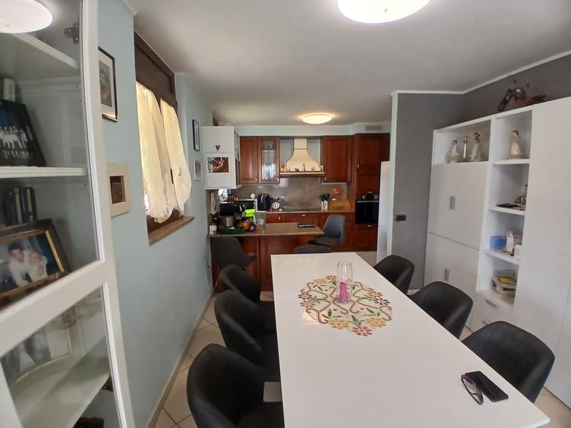 AMPIO 3.5 CON LOCALE HOBBY E GIARDINO PRIVATO A CASLANO (4)