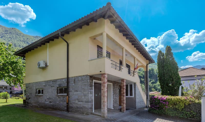 AFFASCINANTE CASA DI 4.5 LOCALI CON GIARDINO A CADENAZZO (1)