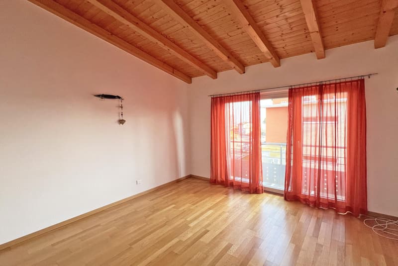 AMPIA VILLA 5.5 LOCALI CON GIARDINO PIANEGGIANTE A BESAZIO (8)