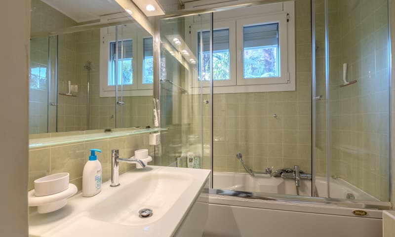 BELLISSIMO E AMPIO 2.5 VISTA LAGO CON TERRAZZA A ROVIO (6)