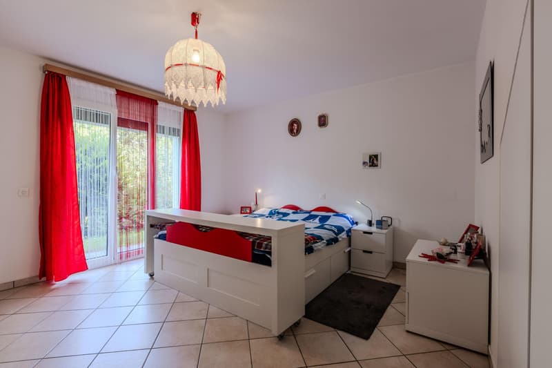 SPAZIOSA VILLA BIFAMILIARE 6.5 CON GIARDINO A CARABBIA (5)