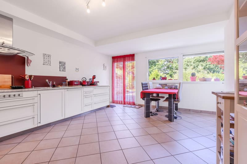 SPAZIOSA VILLA BIFAMILIARE 6.5 CON GIARDINO A CARABBIA (3)