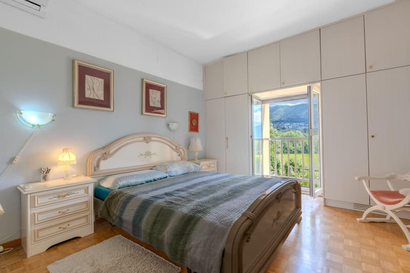 VILLA IN ZONA RISERVATA CON AMPIO GIARDINO A COLDRERIO (5)