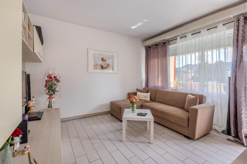 COMODO 3.5 LOCALI RINNOVATO A REDDITO CON BALCONE AD AGNO (4)