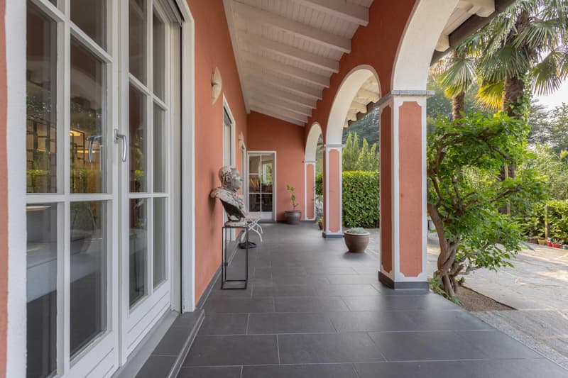MERAVIGLIOSA VILLA 5.5 CON VISTA LAGO IN COLLINA D'ORO (9)