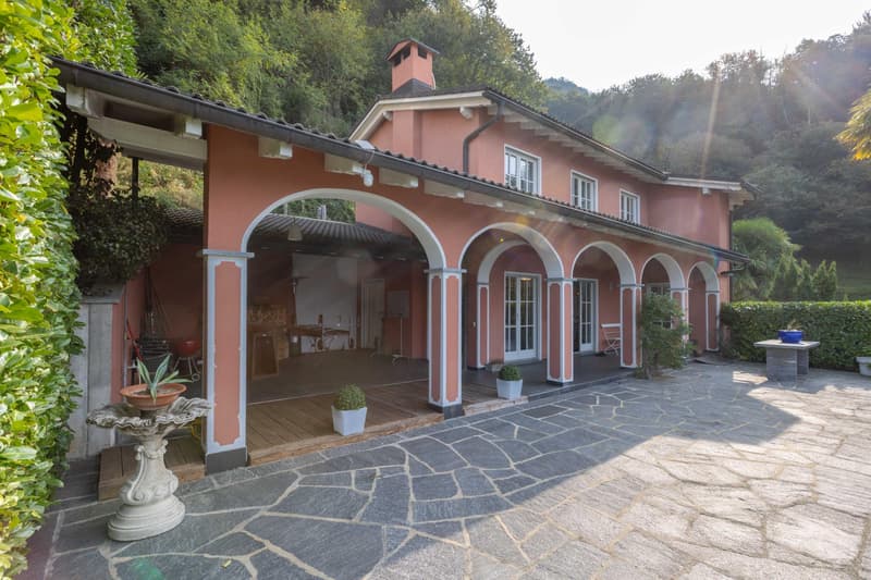 MERAVIGLIOSA VILLA 5.5 CON VISTA LAGO IN COLLINA D'ORO (1)