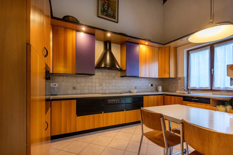 GRANDE VILLA 7.5 LOCALI IN ZONA RISERVATA E VERDE A TRESA (4)