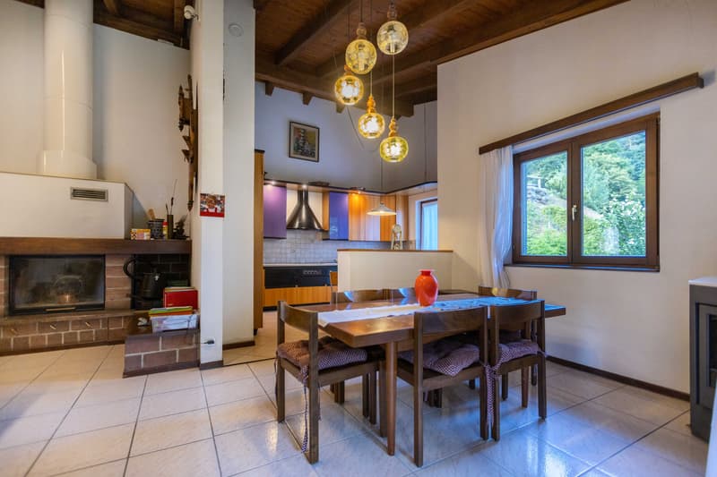 GRANDE VILLA 7.5 LOCALI IN ZONA RISERVATA E VERDE A TRESA (3)