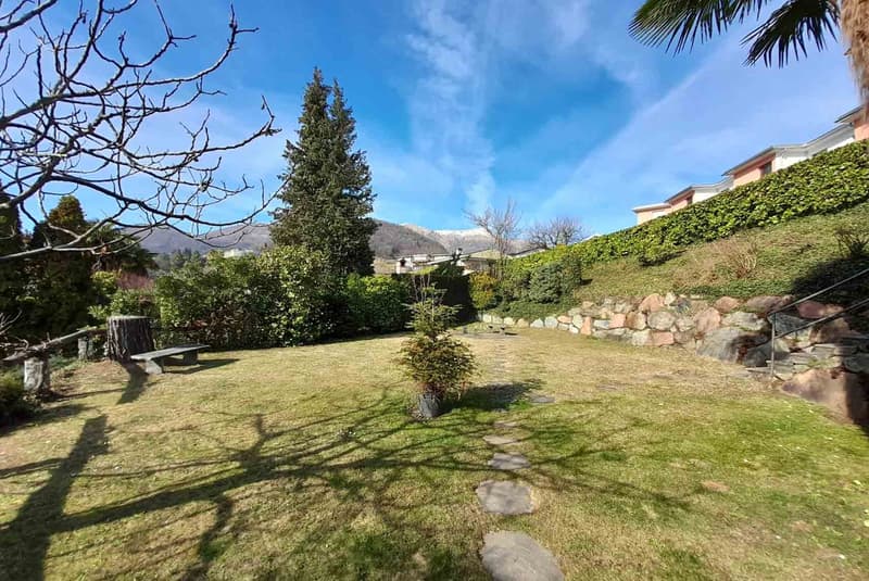 SPLENDIDA VILLA DI 6.5 LOCALI CON AMPIO GIARDINO A CURIO (8)