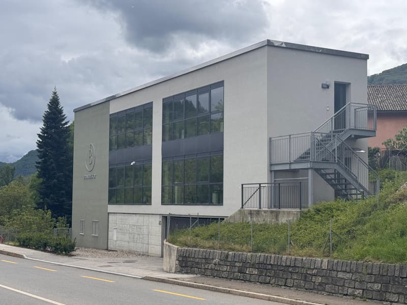 MODERNO ED AMPIO STABILE COMMERCIALE DI 670 MQ A TAVERNE (2)