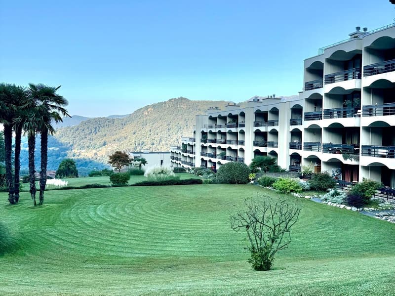 AFFITTASI SPLENDIDO BILOCALE VISTA LAGO CON PISCINA A CADRO (9)