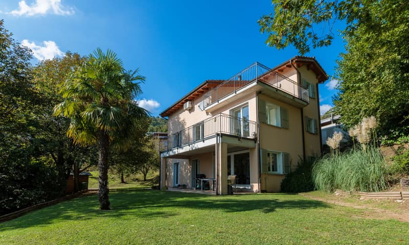 SPLENDIDA VILLA VISTA LAGO 7.5 LOCALI NEL VERDE A NEGGIO (1)