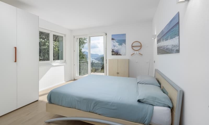 SPLENDIDA VILLA VISTA LAGO 7.5 LOCALI NEL VERDE A NEGGIO (8)
