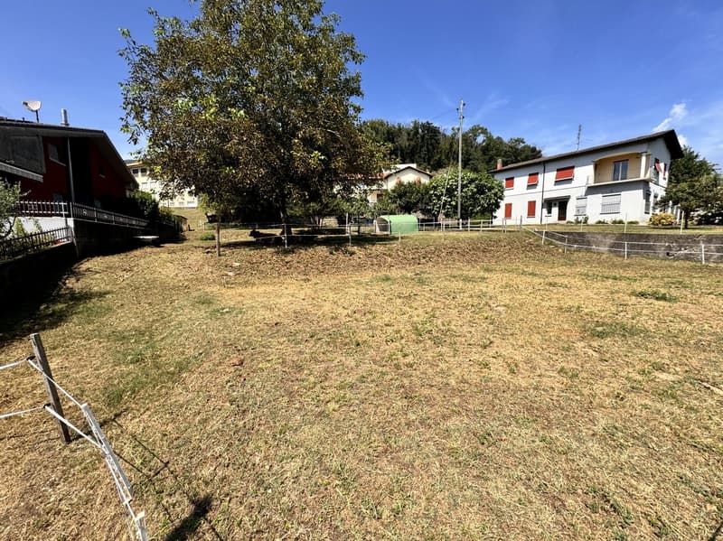 TERRENO PIANEGGIANTE DI 906 MQ CON LICENZA APPROVATA AD ARZO (1)