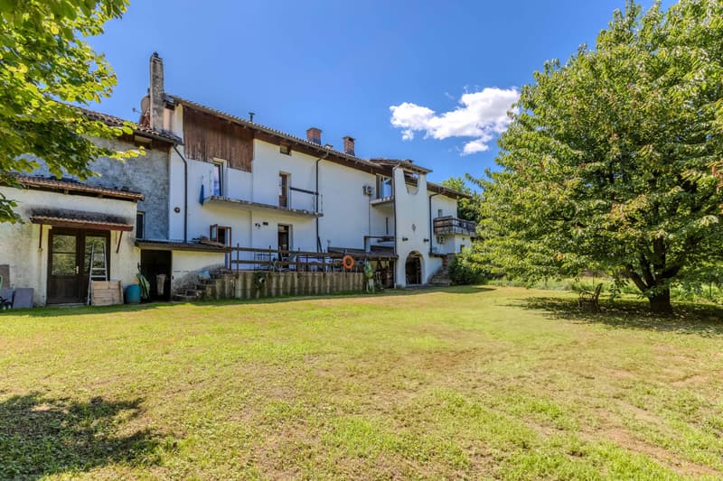 GRANDE E LUMINOSA CASA DI 13 LOCALI A NOVAZZANO (10)