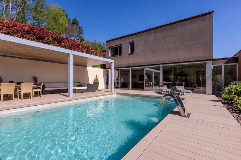 MERAVIGLIOSA VILLA NEL VERDE CON PISCINA VISTA LAGO A CARONA (1)