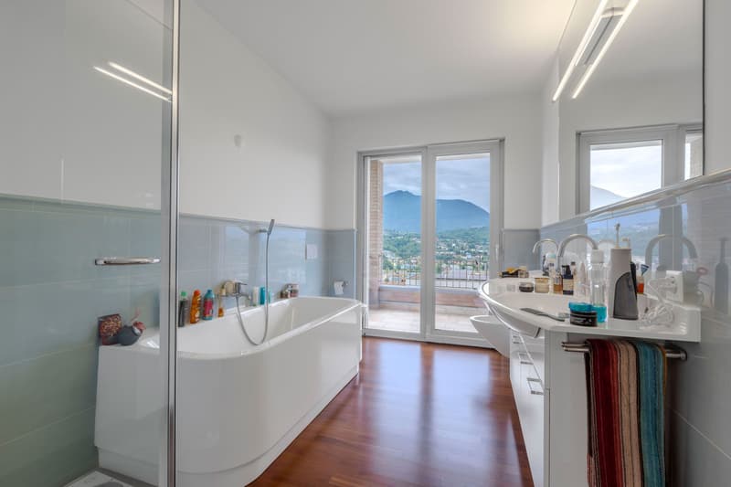STUPENDA VILLA 5.5 LOCALI COME NUOVA CON PISCINA A MANNO (10)