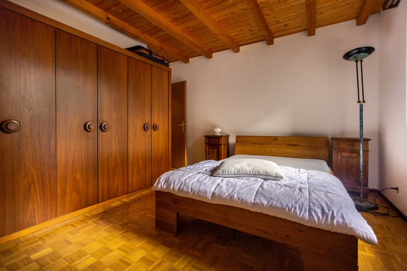 GRANDE VILLA 7.5 LOCALI IN ZONA RISERVATA E VERDE A TRESA (7)