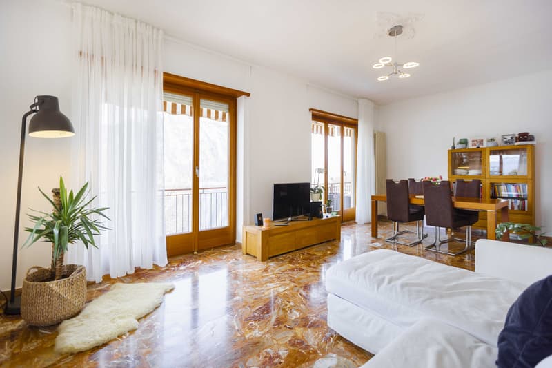 4.5 LOCALI CON VISTA LAGO IMPRENDIBILE A CAMPIONE D'ITALIA (2)